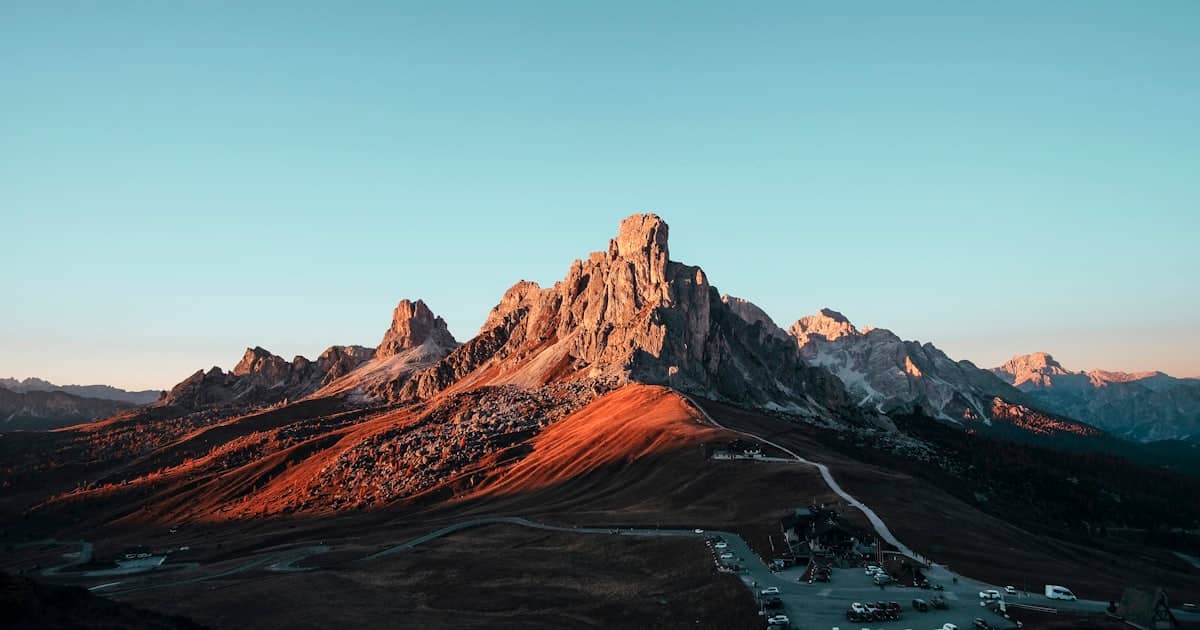 مناظر طبيعية متنوعة تمثل فصول السنة المختلفة